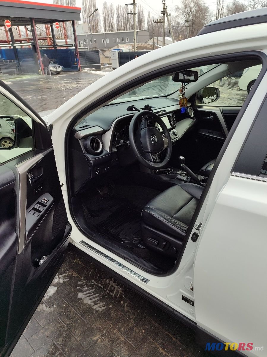 2018' Toyota RAV4 photo #5
