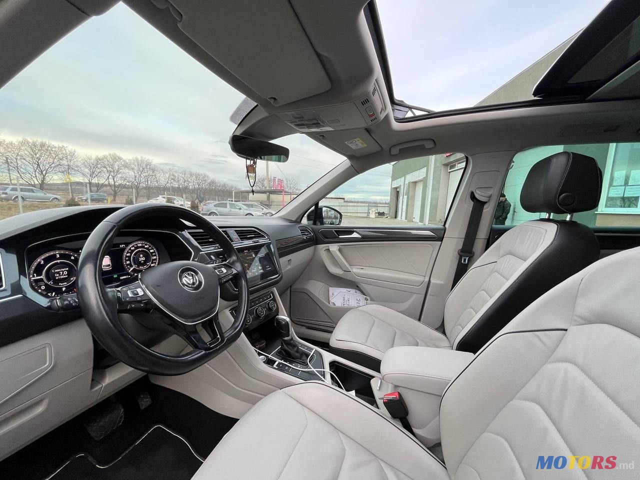 2017' Volkswagen Tiguan photo #6