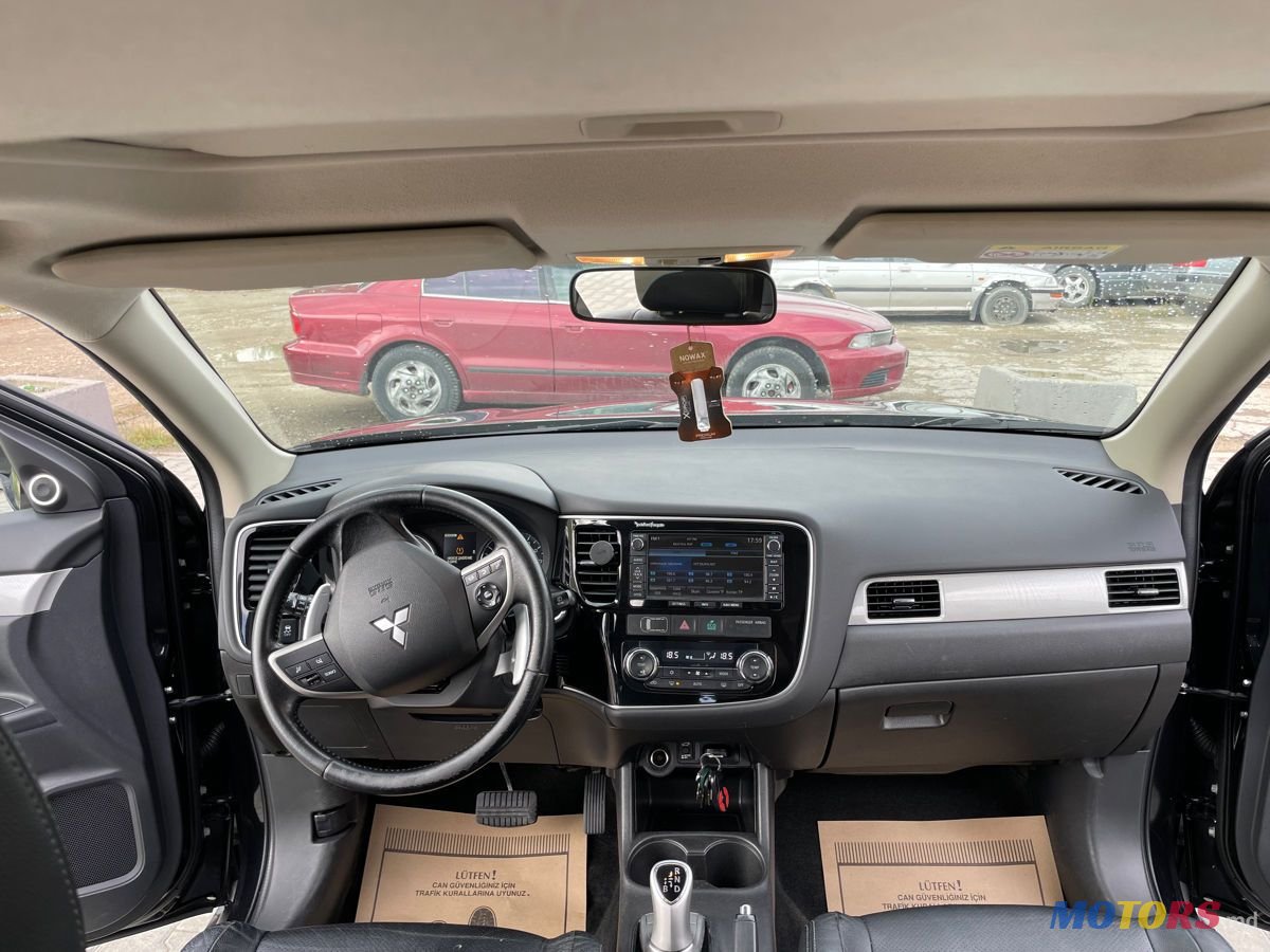 2015' Mitsubishi Outlander photo #5