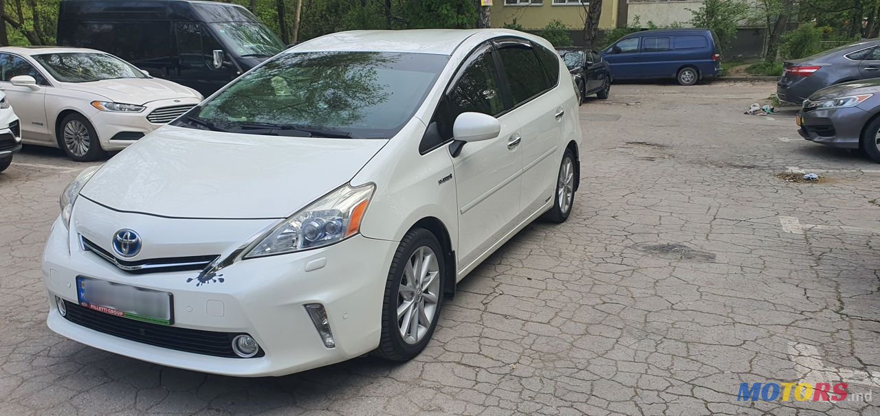 2012' Toyota Prius v photo #1