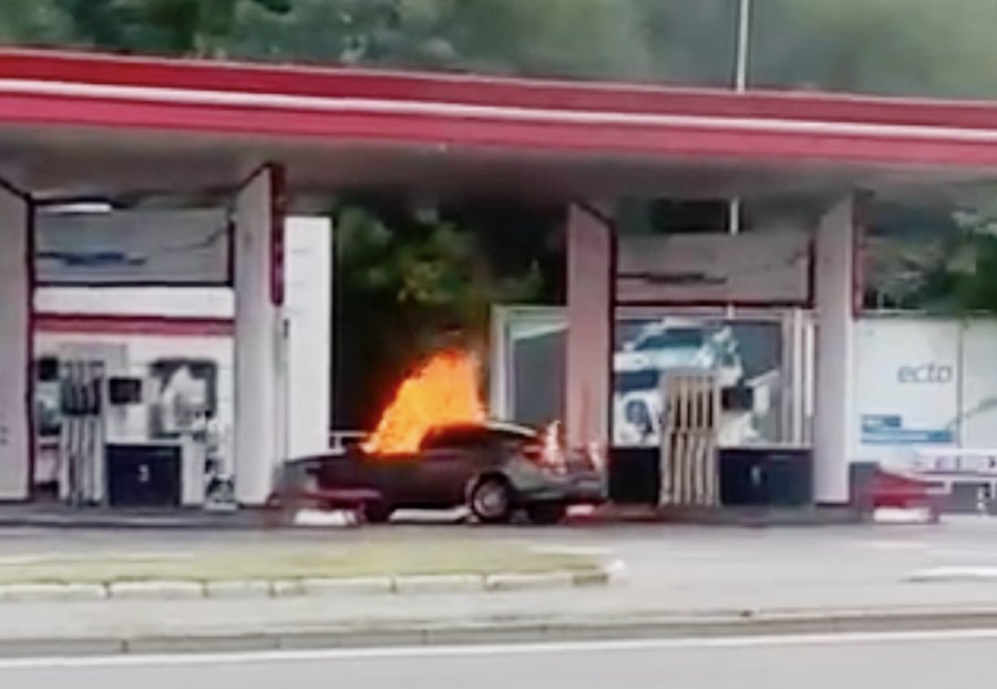 O maşină a luat foc la pompa unei benzinării astă seară în Chişinău, iar doi oameni de la bord s-au ales cu arsuri de gradul III