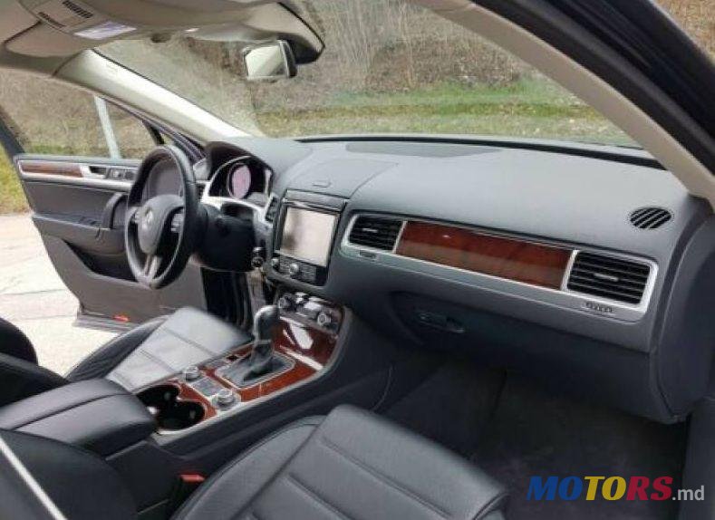 2015' Volkswagen Touareg photo #3