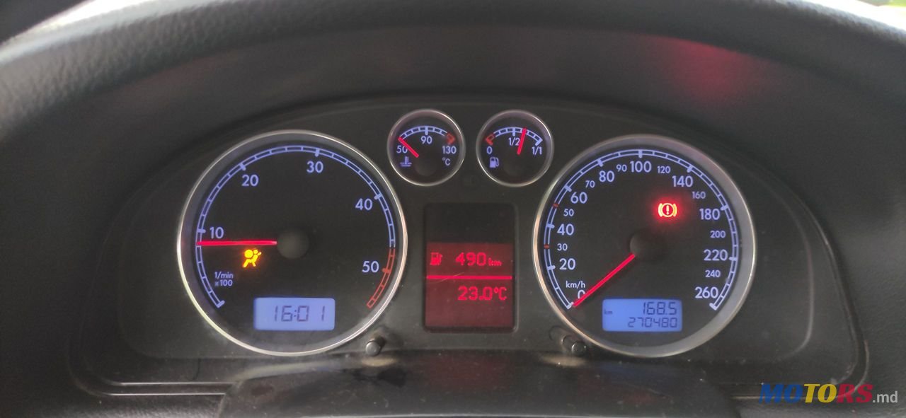 2004' Volkswagen Passat photo #2