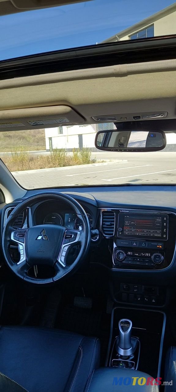 2018' Mitsubishi Outlander photo #5