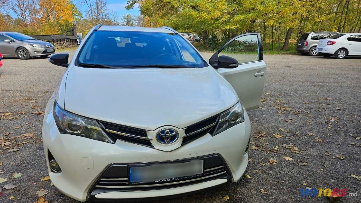 2013' Toyota Auris photo #2