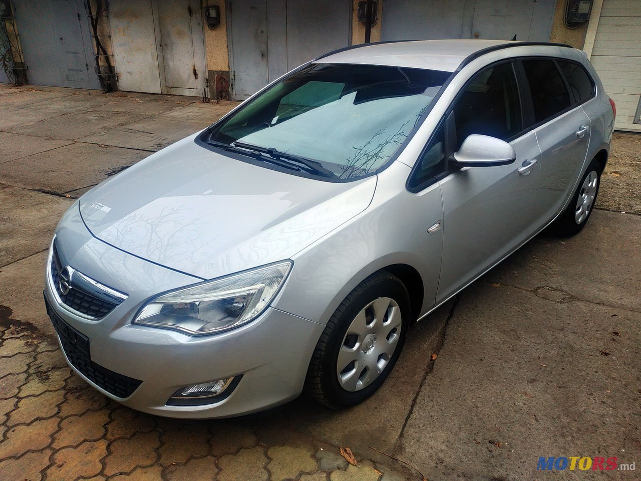 2011' Opel Astra photo #1