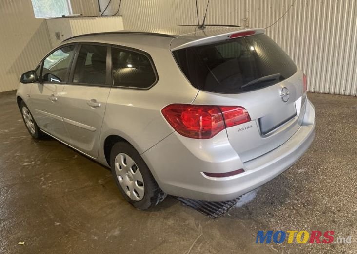 2012' Opel Astra photo #3