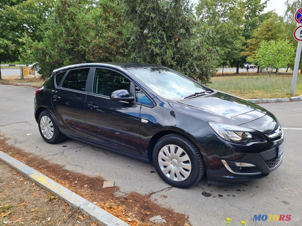 2013' Opel Astra photo #2