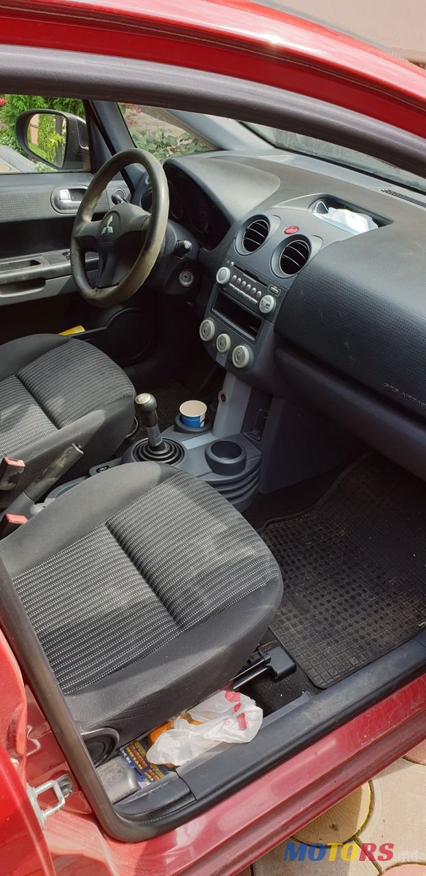 2008' Mitsubishi Colt photo #2