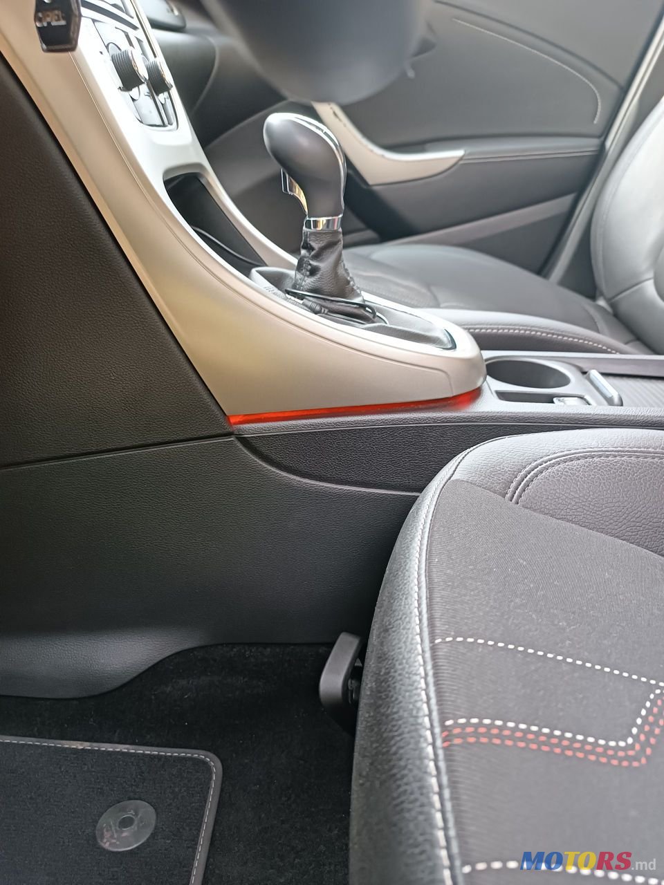 2012' Opel Astra photo #5