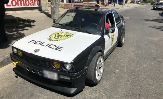 Un tânăr din capitală amendat pentru că și-a transformat BMW-ul într-o mașină de poliție!