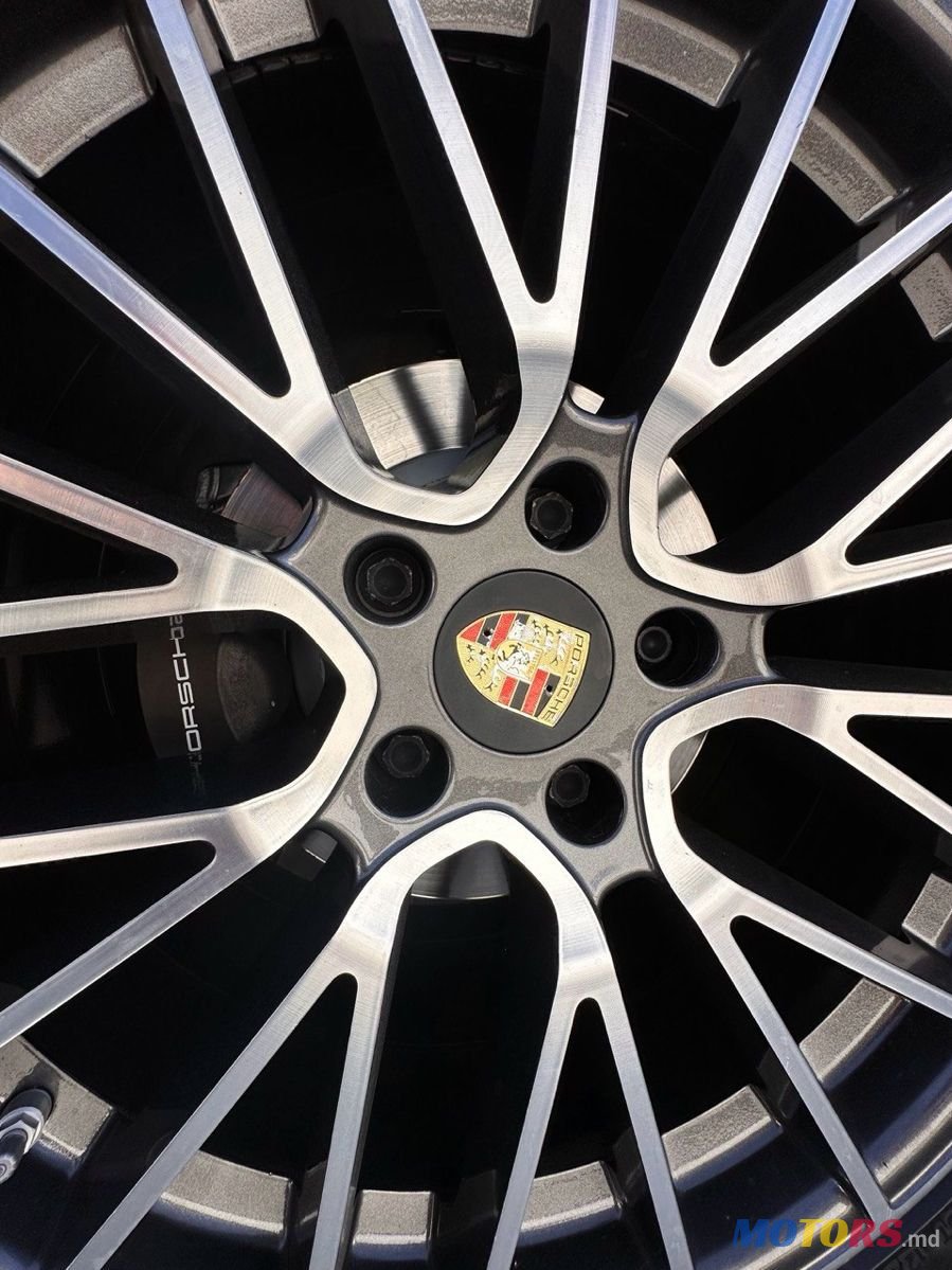 2020' Porsche Cayenne photo #6