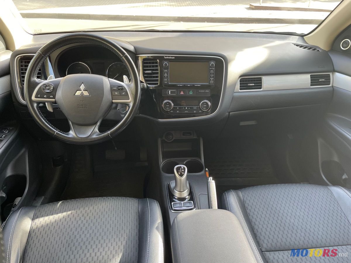 2014' Mitsubishi Outlander photo #6