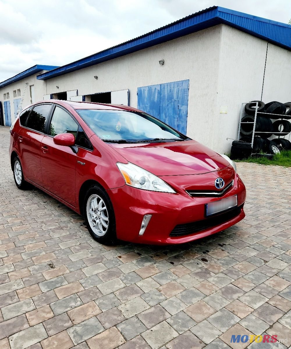 2013' Toyota Prius V photo #3