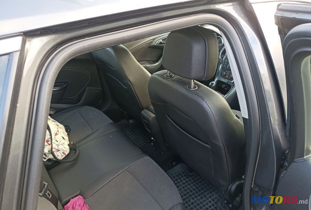 2011' Opel Astra photo #6