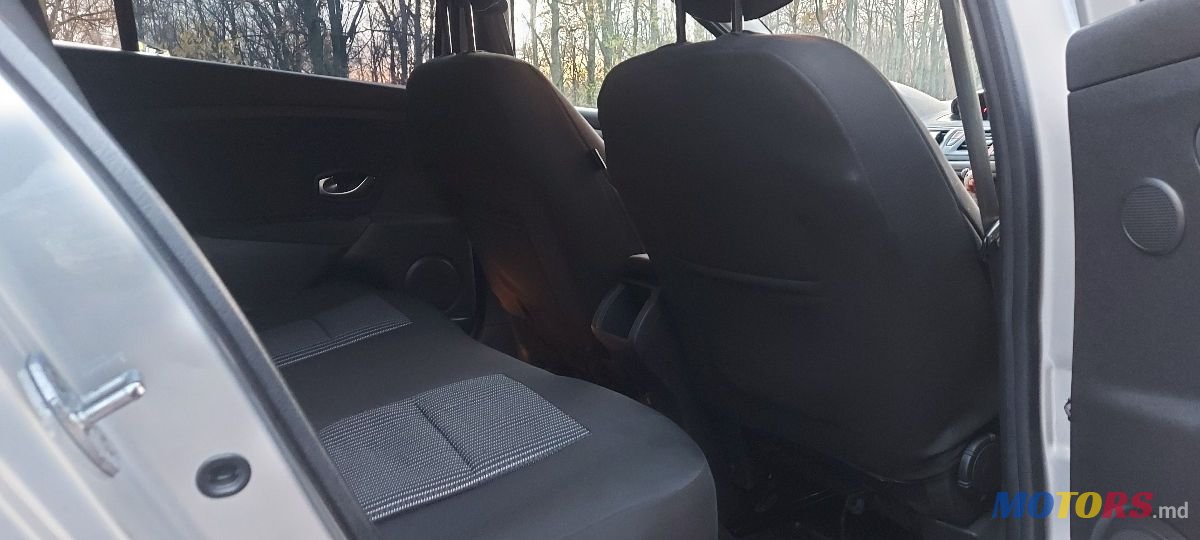 2011' Renault Megane photo #5