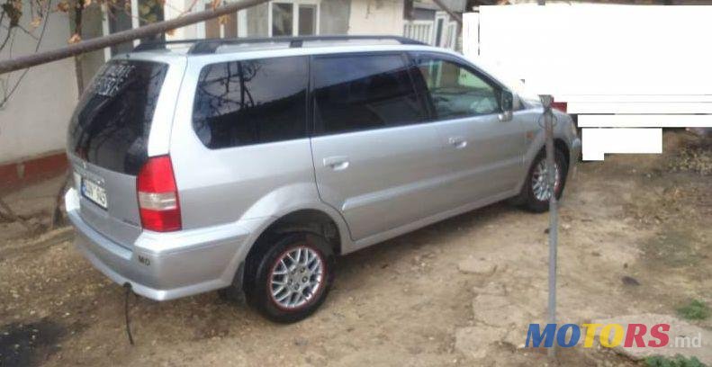 2000' Mitsubishi Space Wagon photo #2