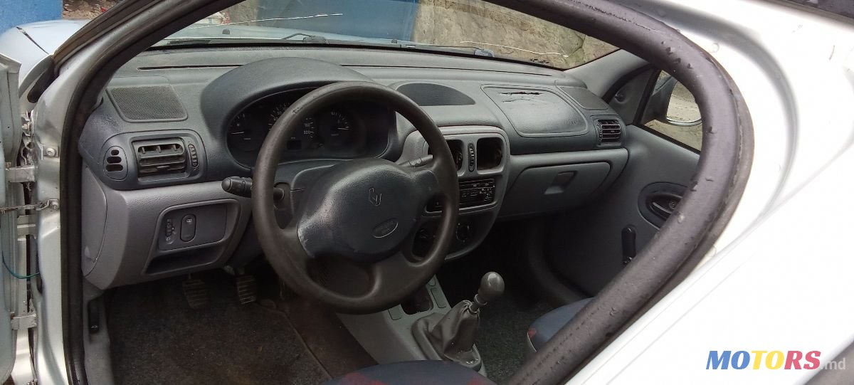 2001' Renault Clio Symbol photo #2