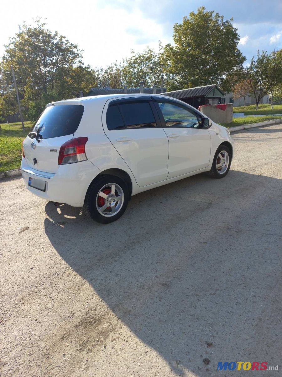 2011' Toyota Yaris photo #3