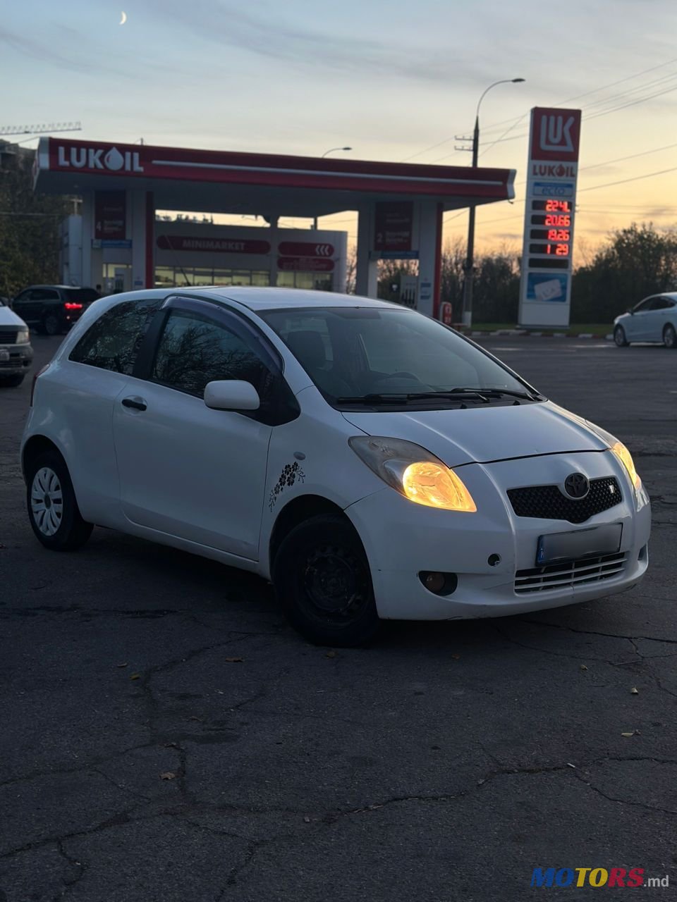 2008' Toyota Yaris photo #3