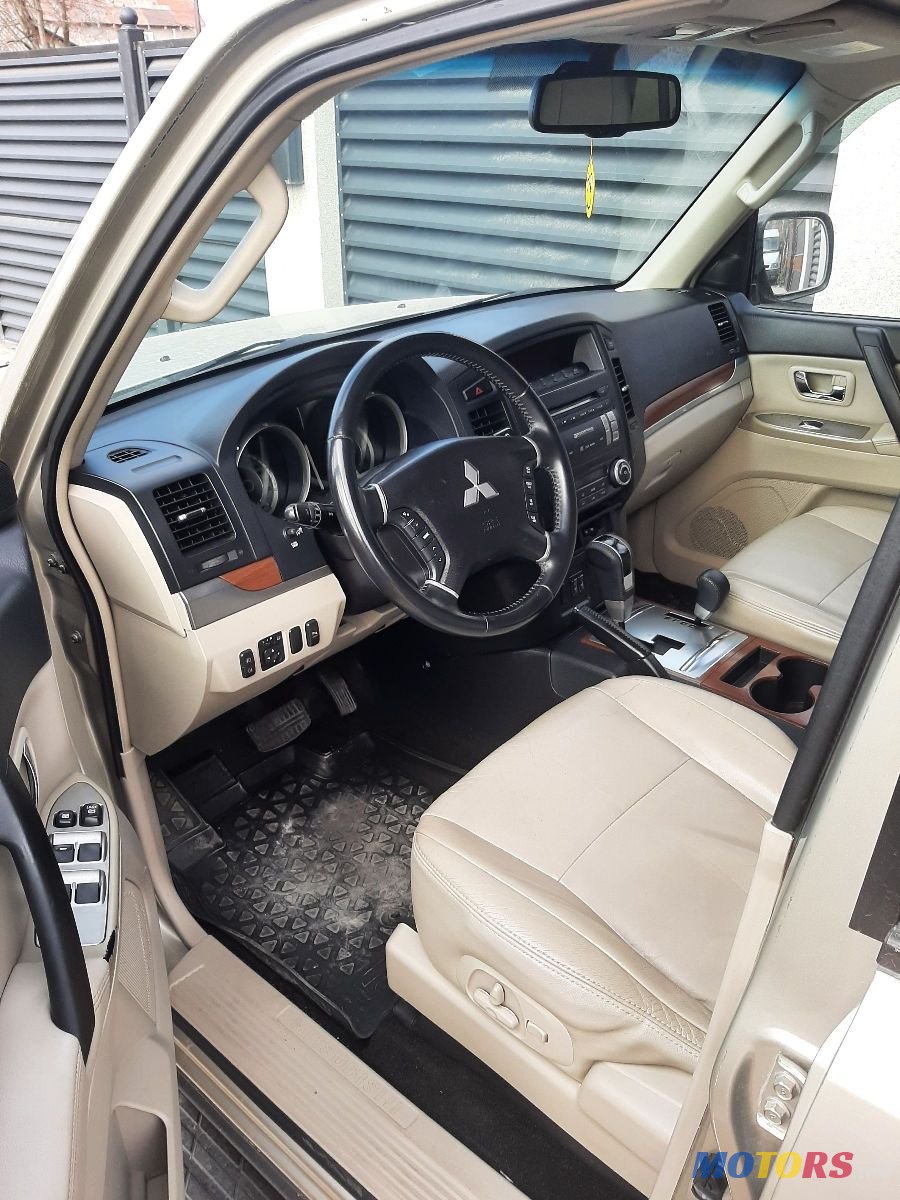 2008' Mitsubishi Pajero photo #4