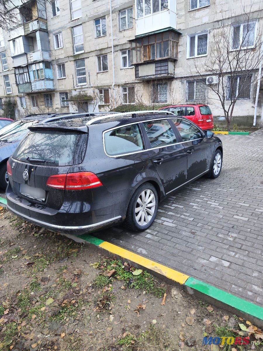 2011' Volkswagen Passat photo #3