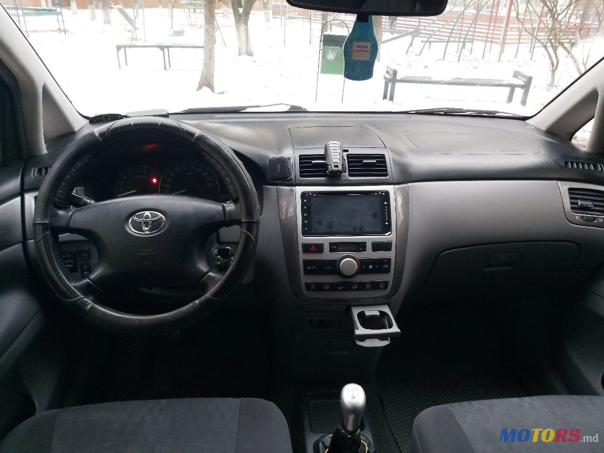 2002' Toyota Avensis Verso photo #6