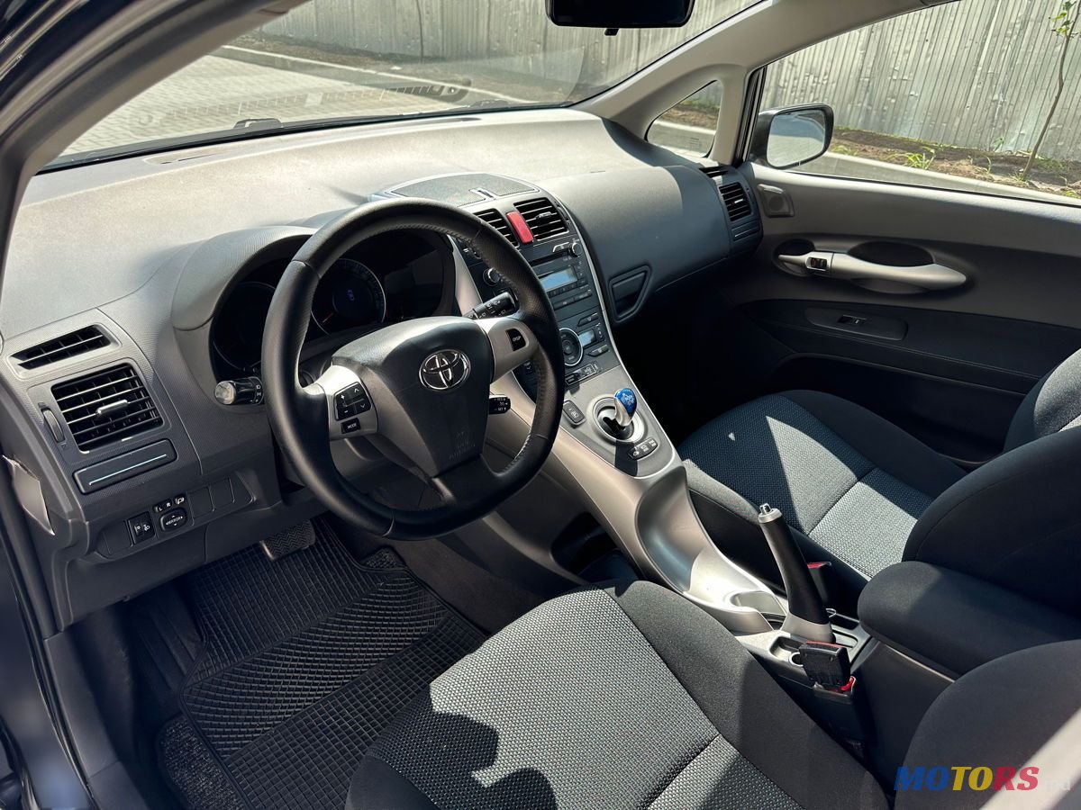 2011' Toyota Auris photo #5