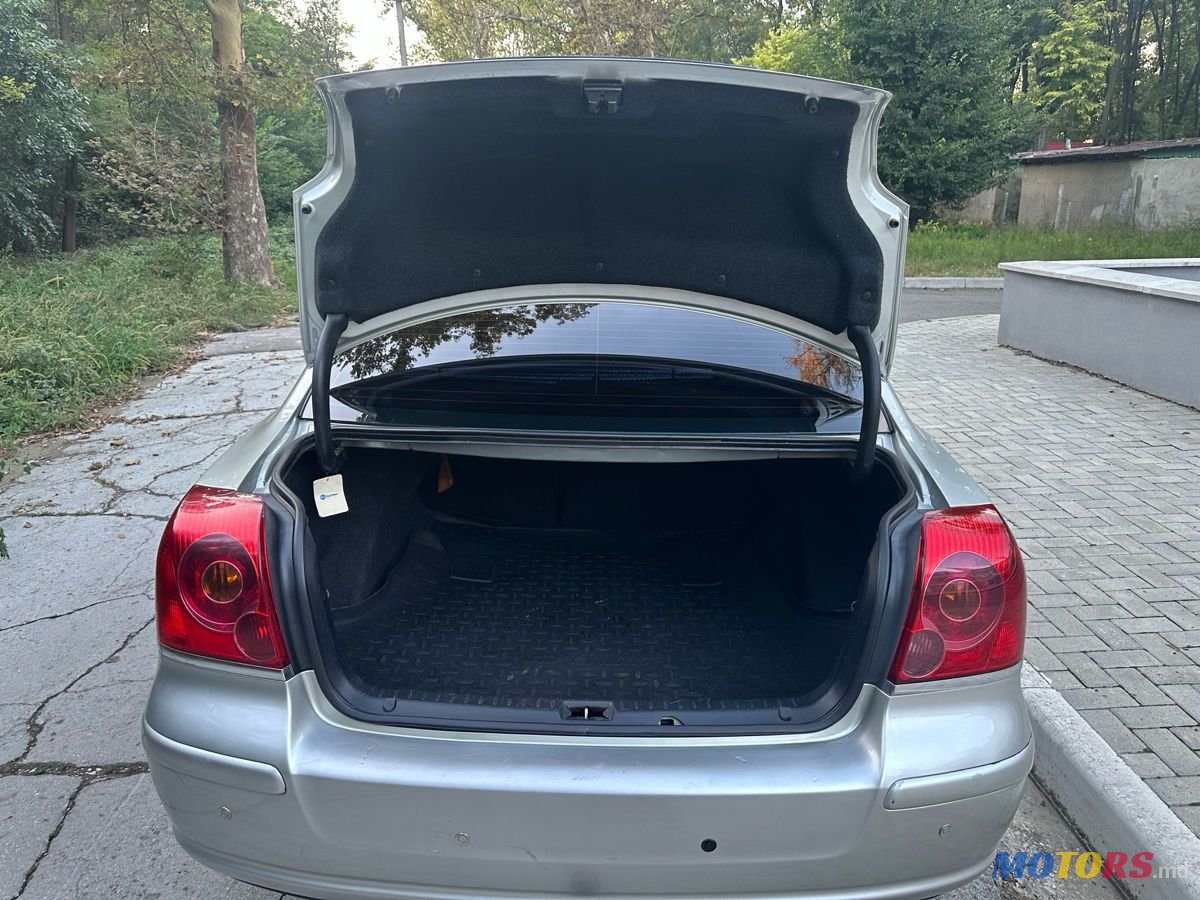 2005' Toyota Avensis photo #5