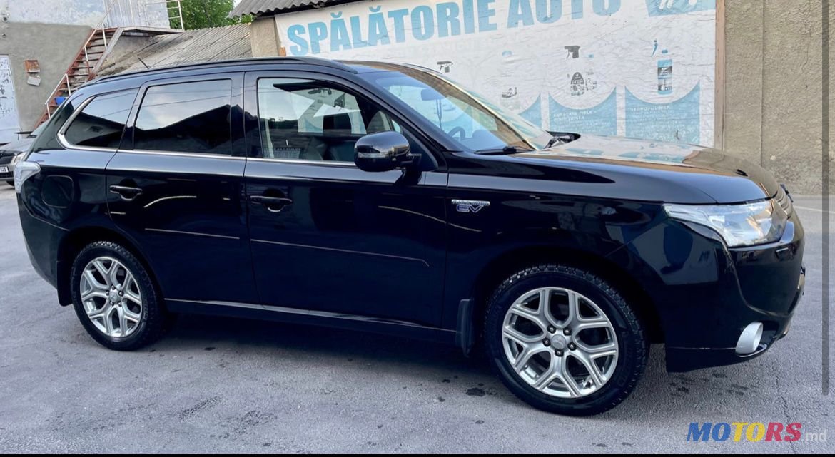 2014' Mitsubishi Outlander photo #3