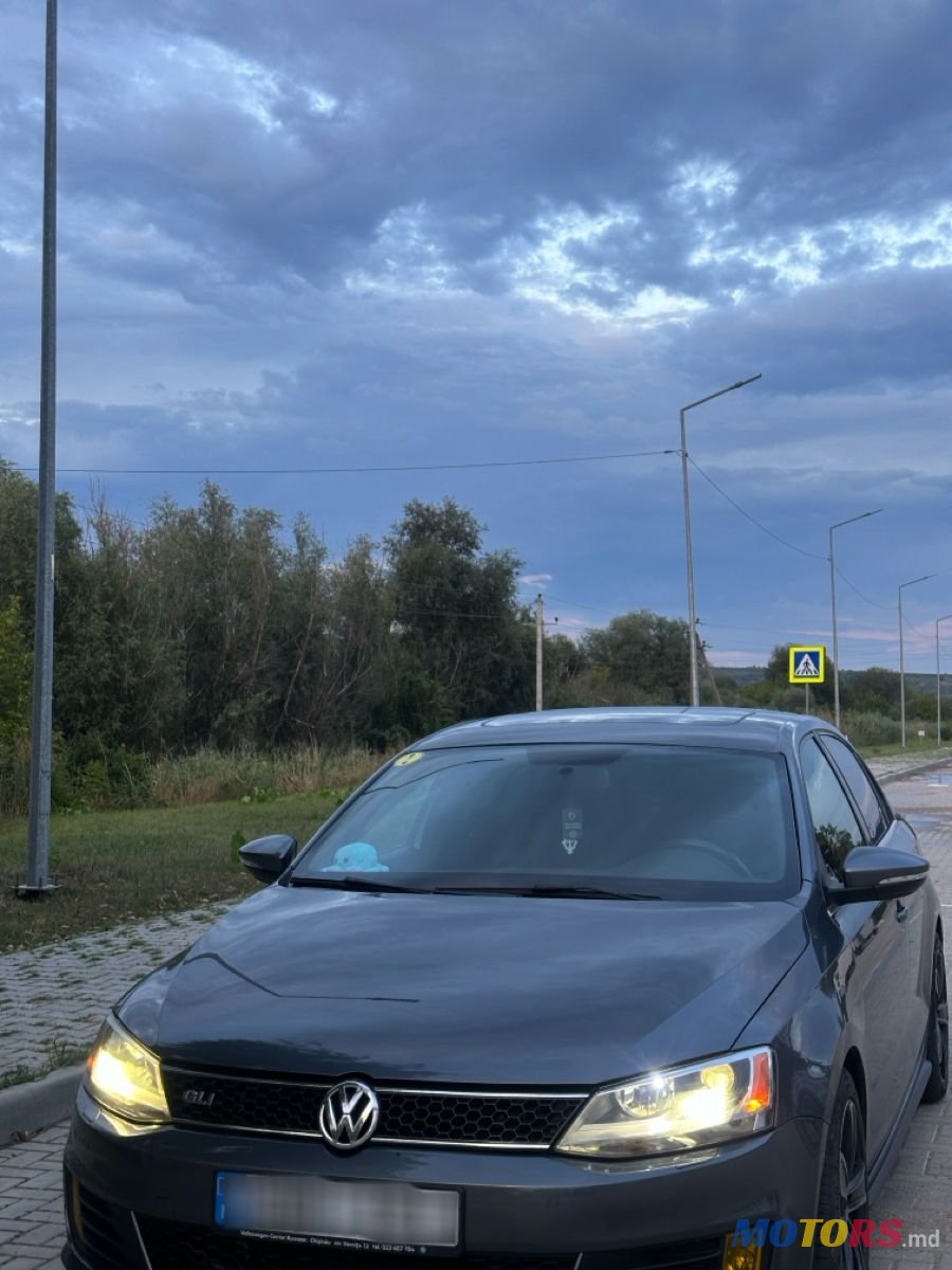 2012' Volkswagen Jetta photo #2