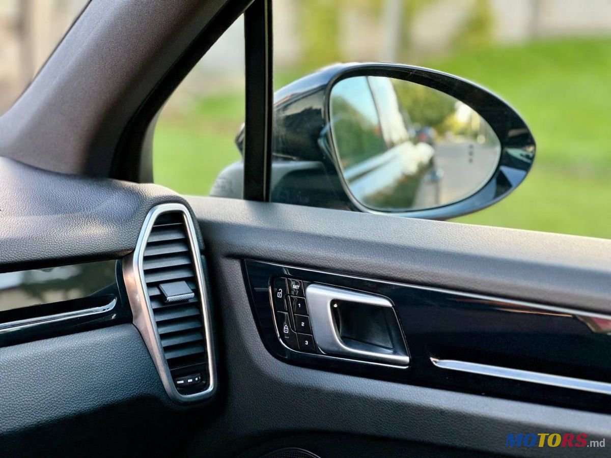2019' Porsche Cayenne photo #5