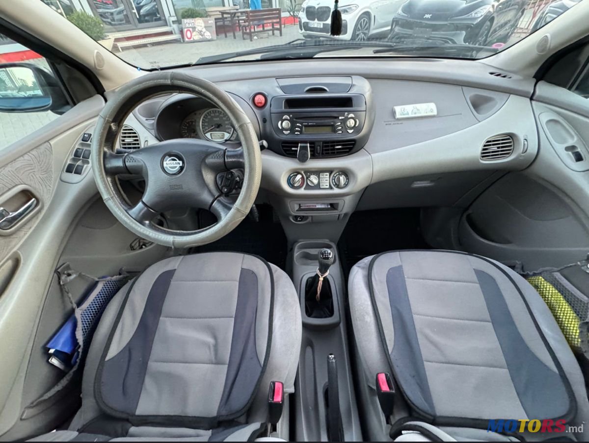 2001' Nissan Almera Tino photo #5