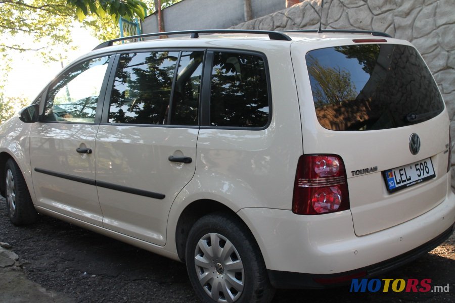 2010' Volkswagen Touran photo #1