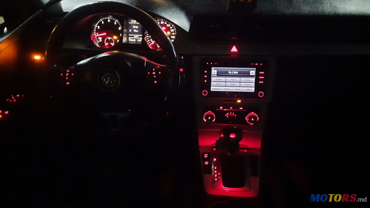 2010' Volkswagen Passat photo #2