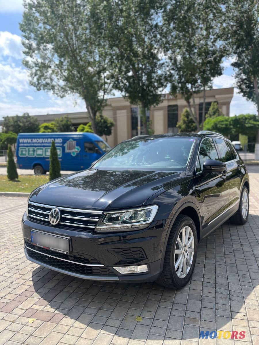 2016' Volkswagen Tiguan photo #2
