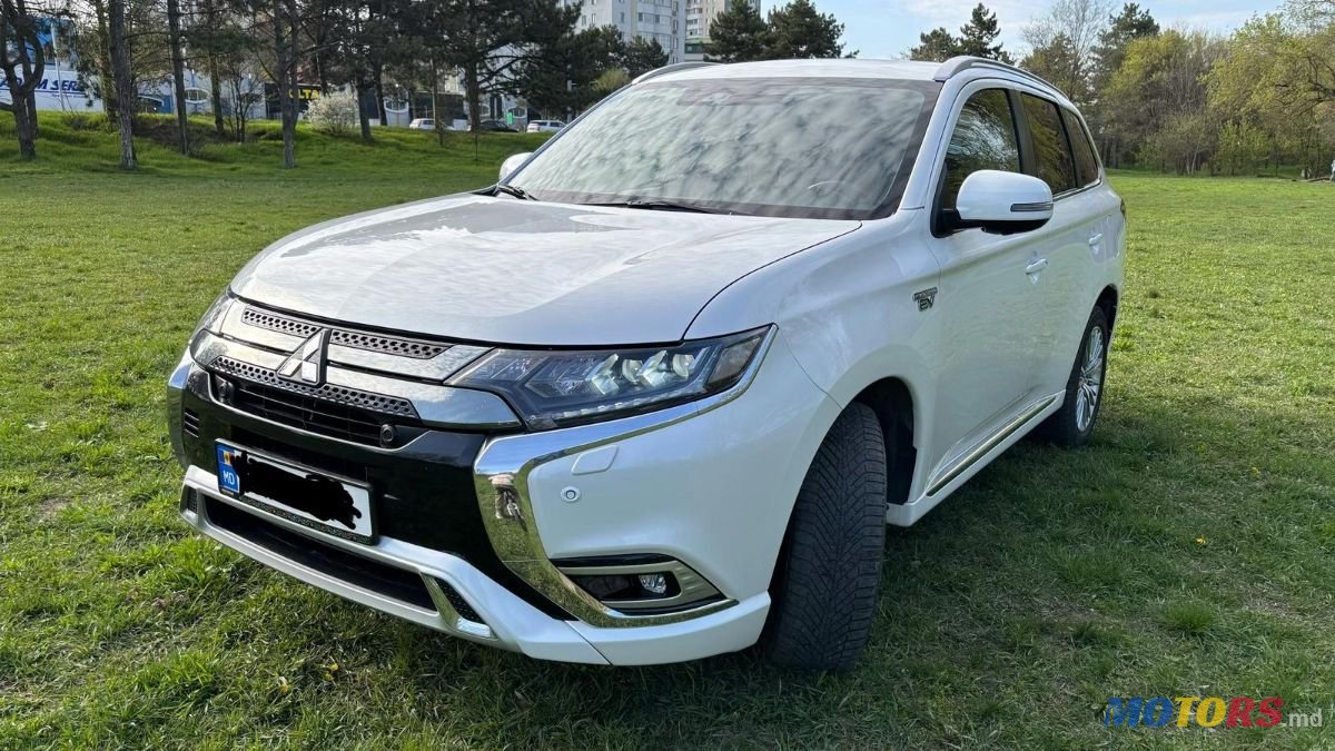 2020' Mitsubishi Outlander photo #1