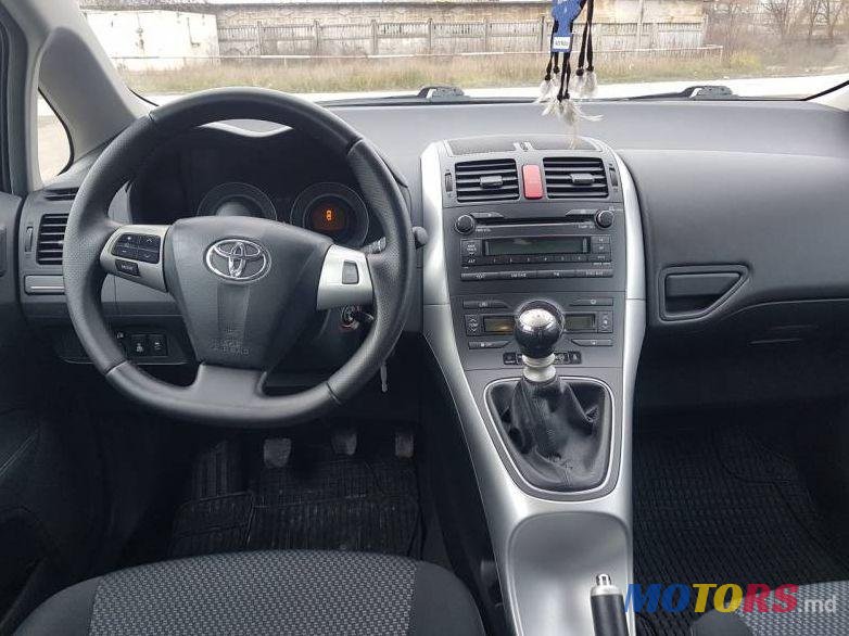 2011' Toyota Auris photo #3