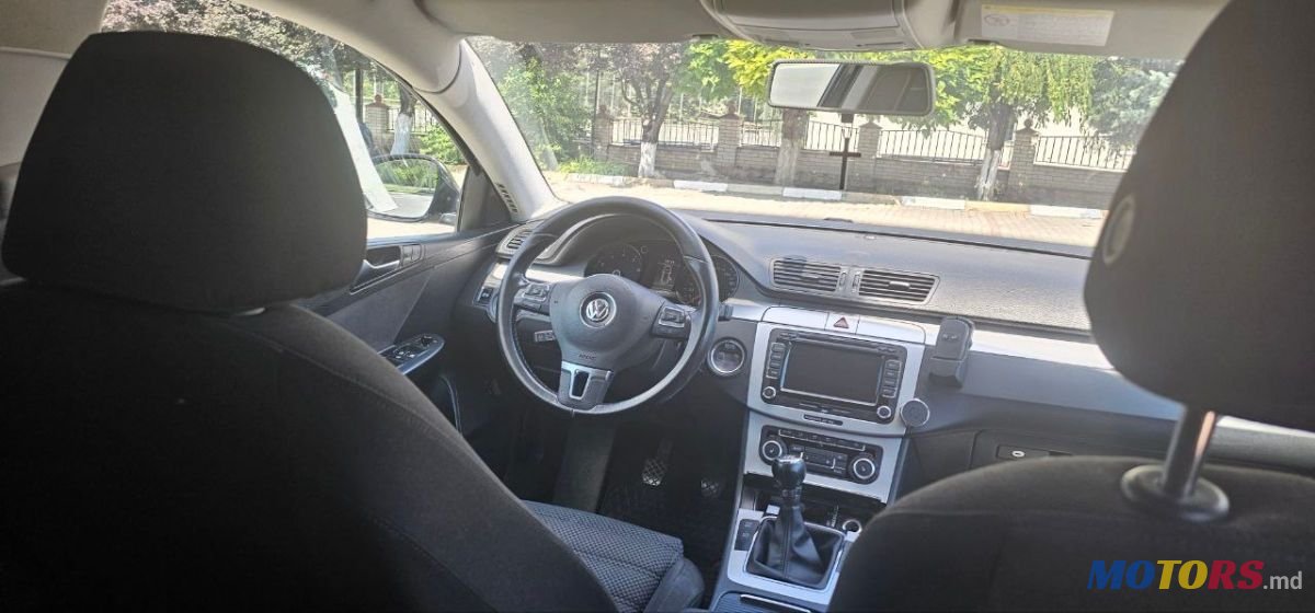 2010' Volkswagen Passat photo #4