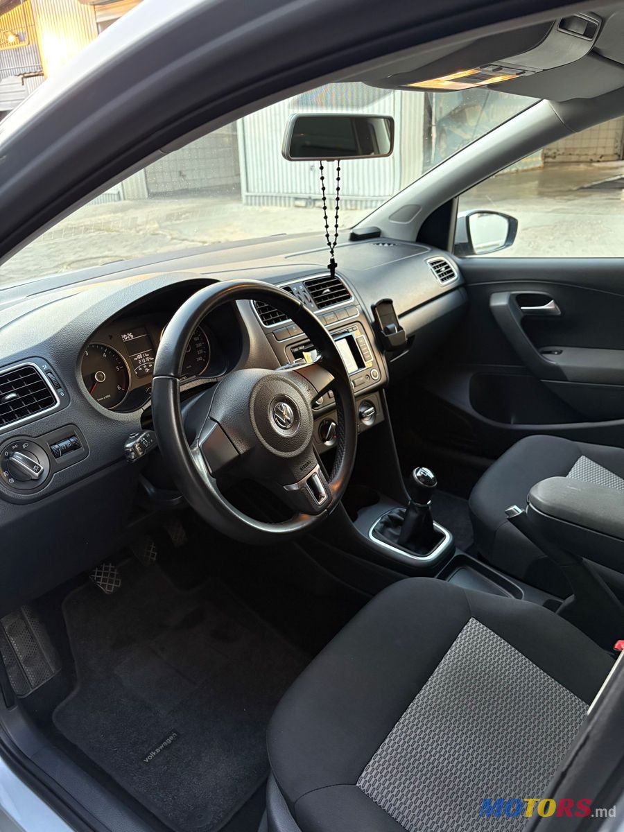 2014' Volkswagen Polo photo #3