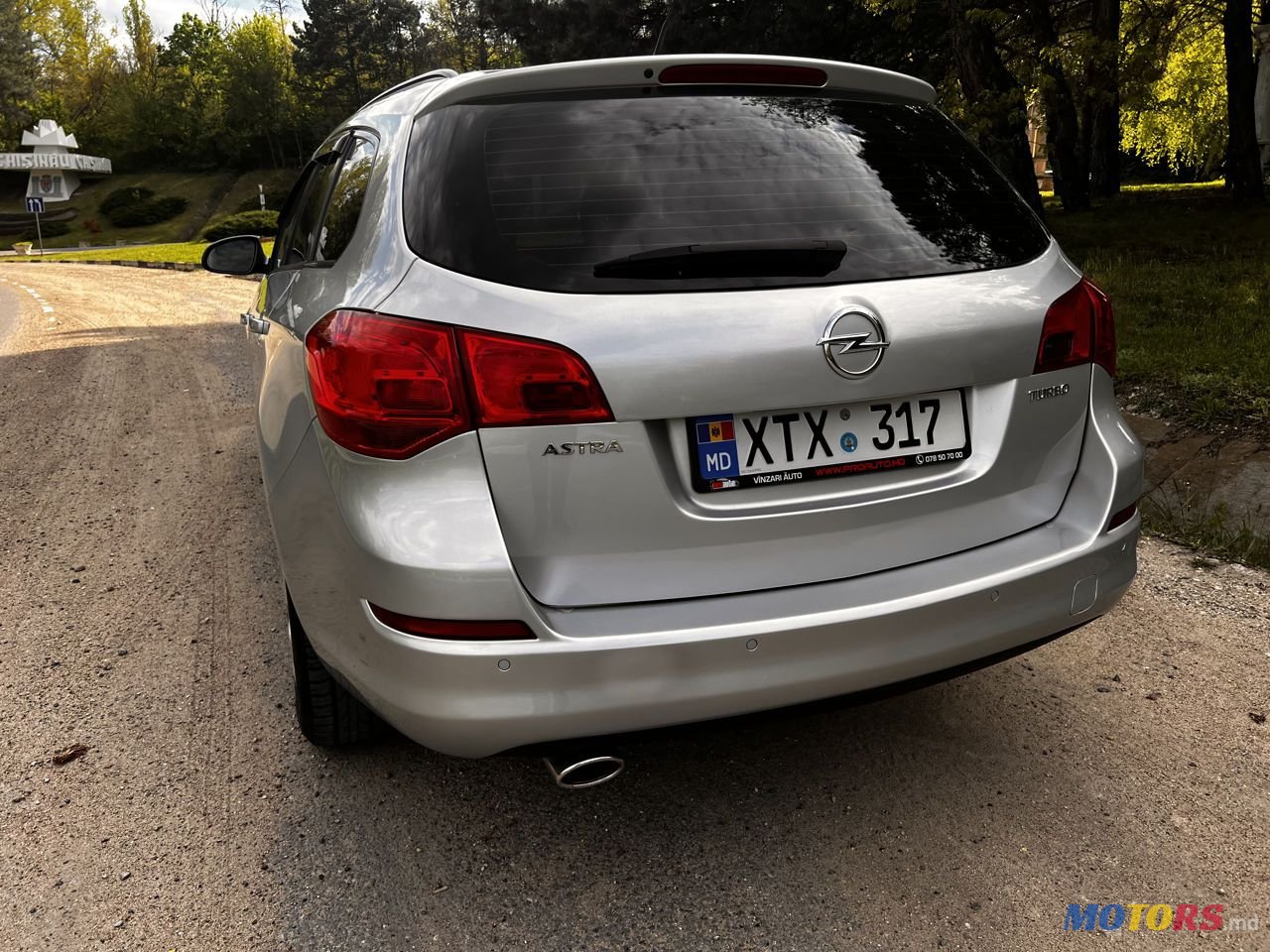 2011' Opel Astra photo #3