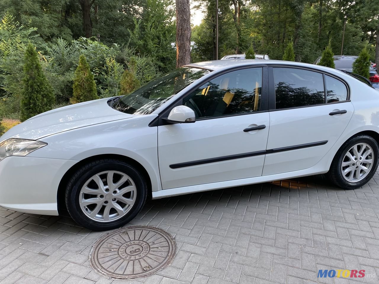 2009' Renault Laguna photo #2