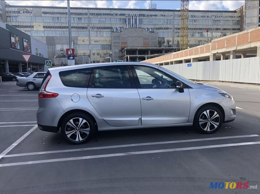 2010' Renault Grand Scenic photo #5
