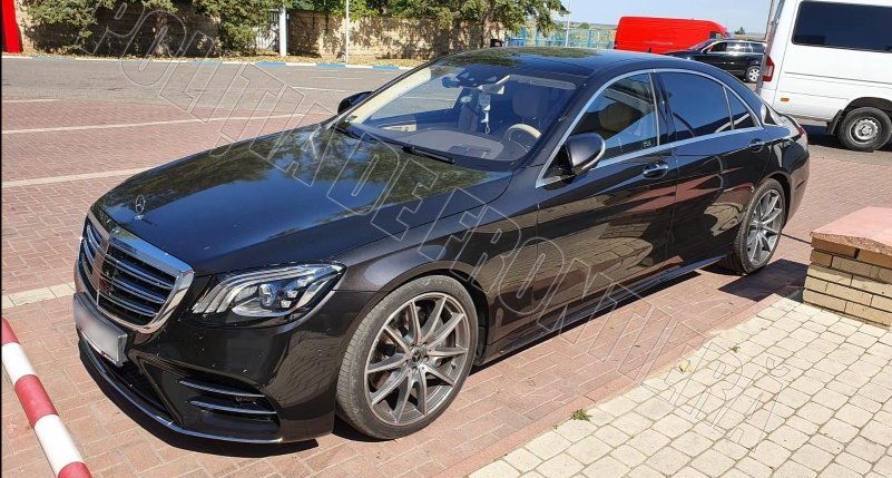 Un Mercedes-Benz S-Class facelift, luat de la un moldovean la vama Leuşeni. Era furat din Polonia
