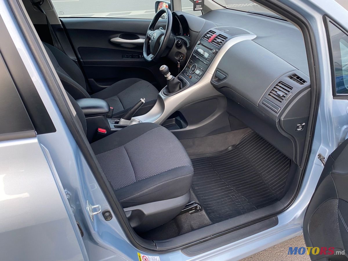 2011' Toyota Auris photo #5