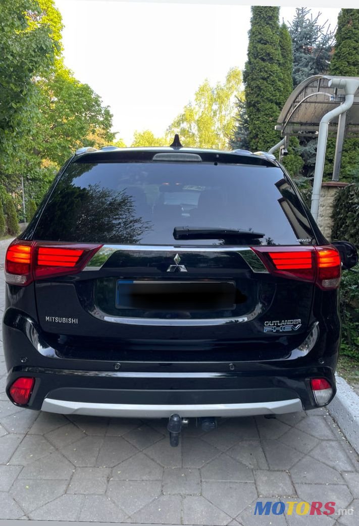 2015' Mitsubishi Outlander photo #2