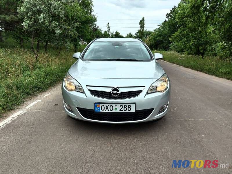 2012' Opel Astra photo #2