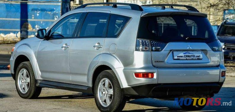 2011' Mitsubishi Outlander photo #2