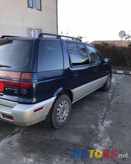 1995' Mitsubishi Space Wagon photo #1