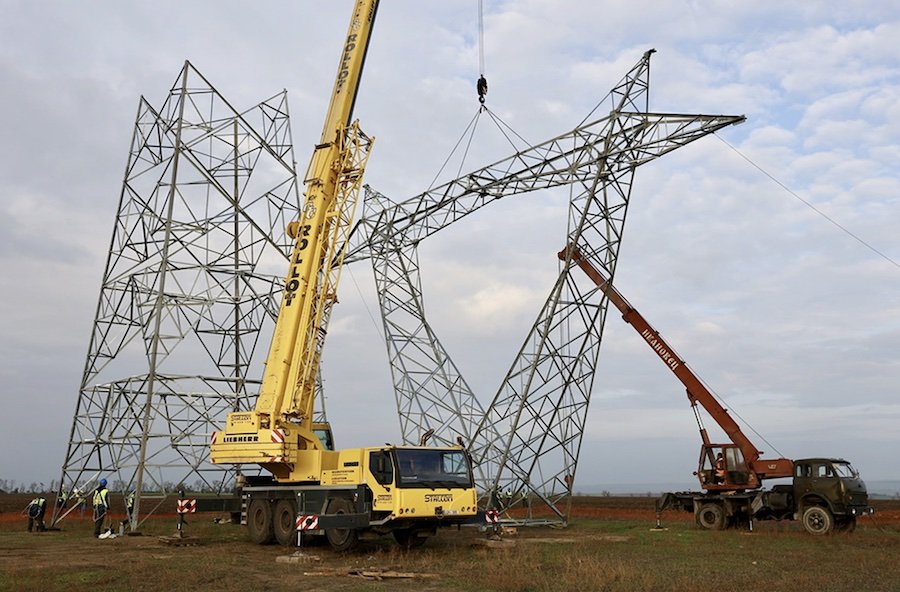 Au fost montaţi primii piloni la linia electrică aeriană de 400 kV Vulcăneşti-Chişinău, cea care va asigura o interconectare directă a Moldovei cu România şi UE